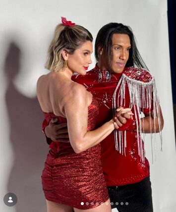 Walace Rocha em dupla de dança com figurino vermelho