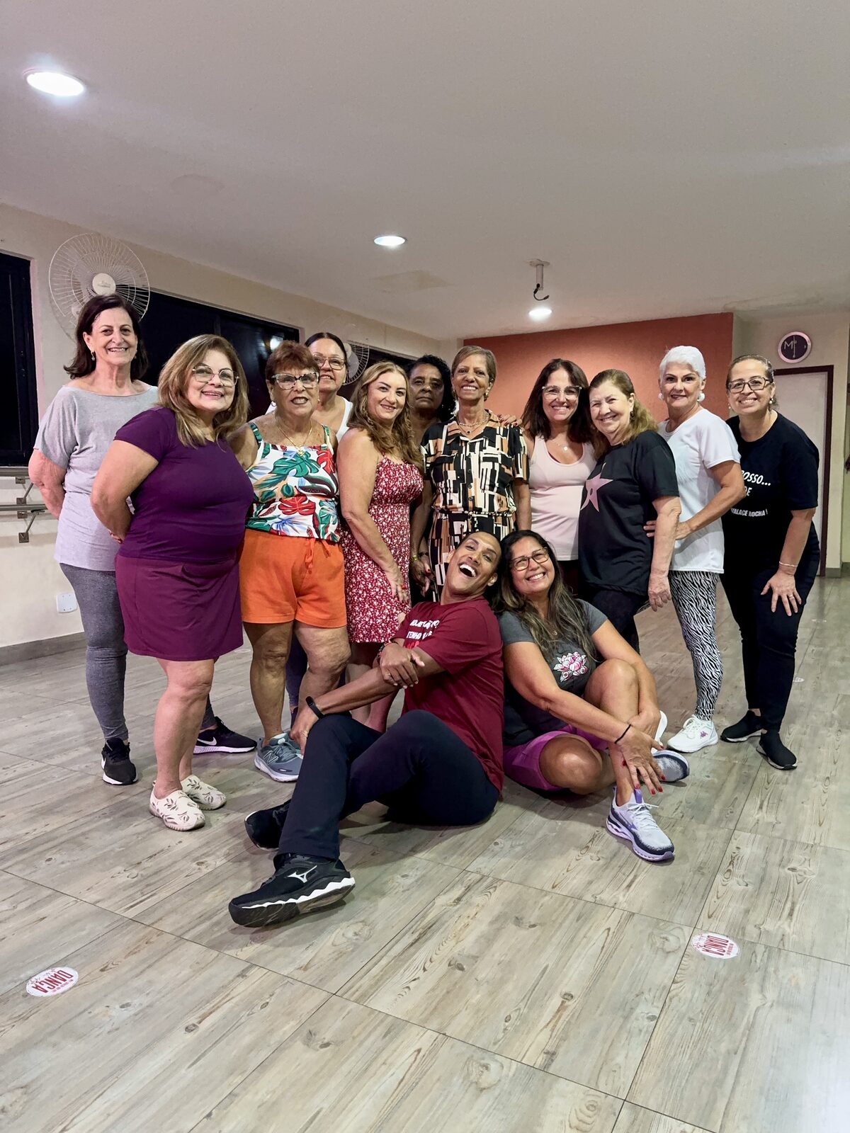 Turma de mulheres 60+ posando com o professor Walace