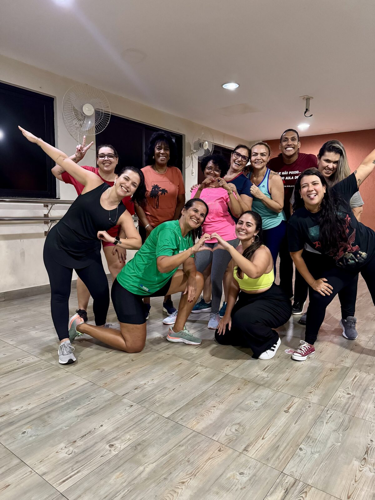Turma de Ritmos reunida sorrindo no fim da aula